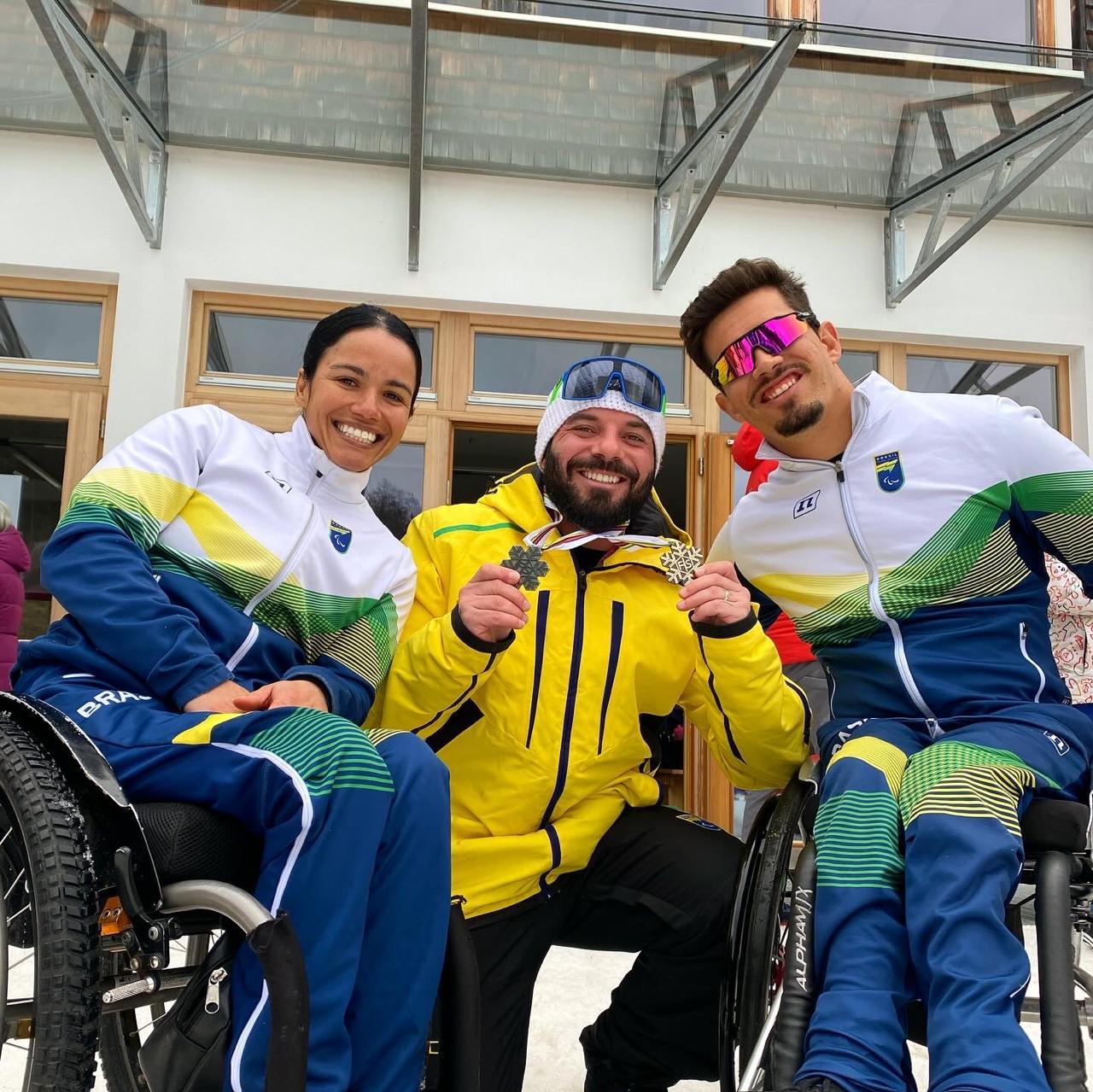 Dr. Lucas Garbulha com atletas da Seleção Brasileira Paralímpica em evento internacional