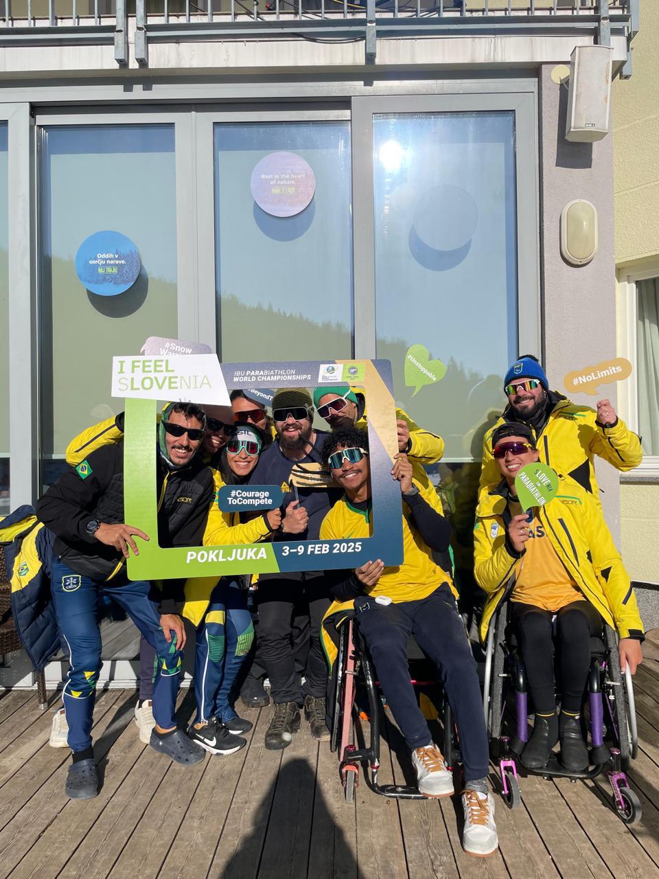 Equipe brasileira paralímpica em registro de bastidor no campeonato mundial de para biathlon