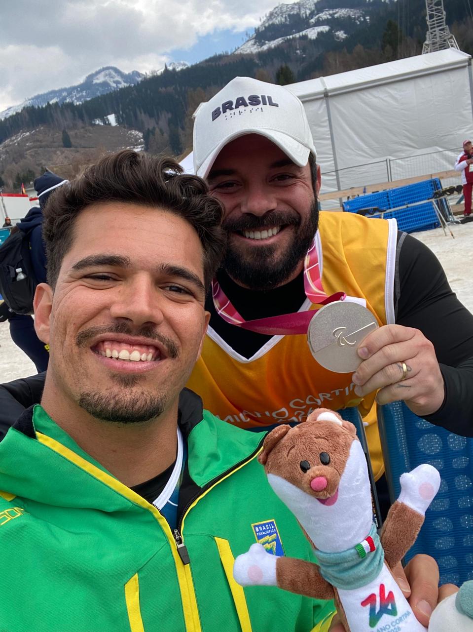 Dr. Lucas Garbulha com atleta brasileiro medalhista em competição de neve paralímpica