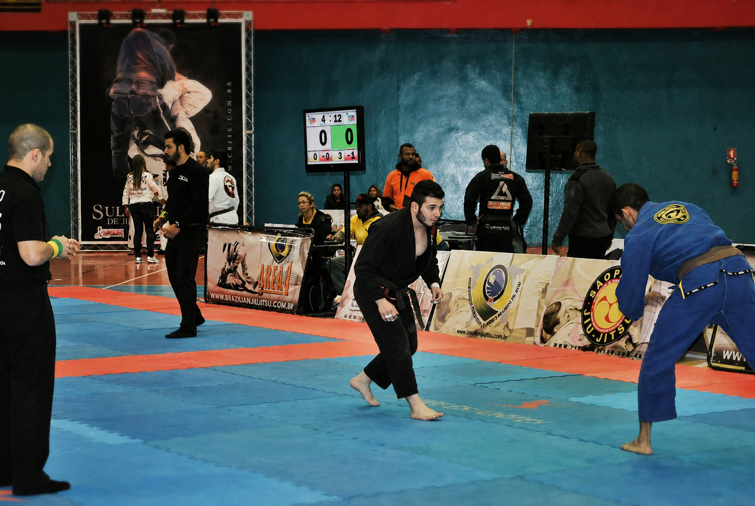Lucas Garbulha em competição de Jiu-Jitsu no tatame