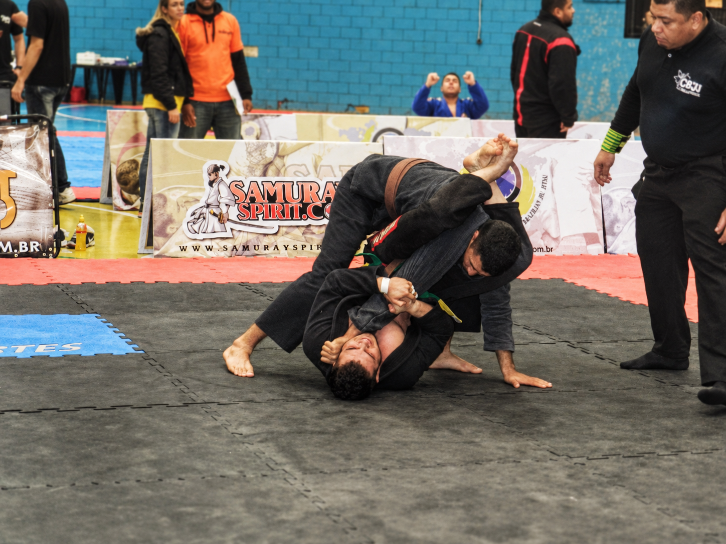 Lucas Garbulha durante luta de Jiu-Jitsu no tatame